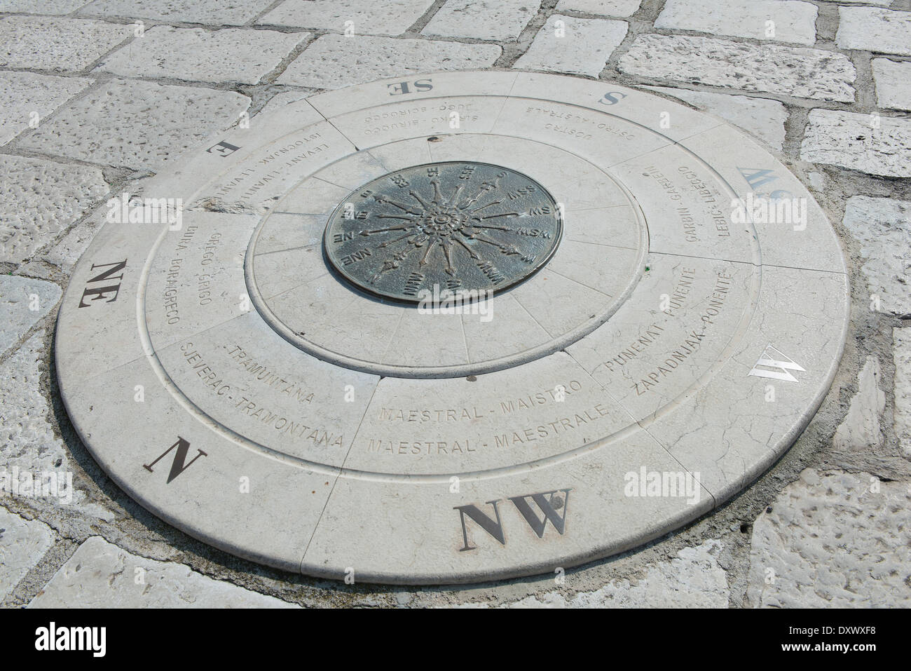 Große Windrose Stein auf der Anklagebank Der Hafen von Rovinj Stockfoto