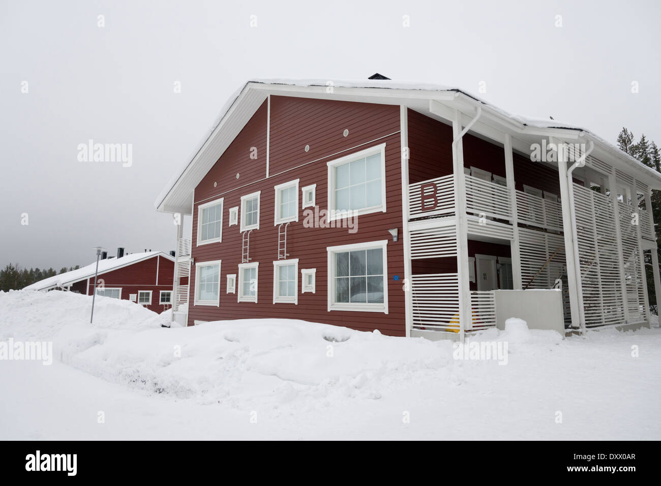 Wohnungen an der Akashotel Akaslompolo Yllas Finnland im Winter mit Schnee auf dem Boden. Stockfoto