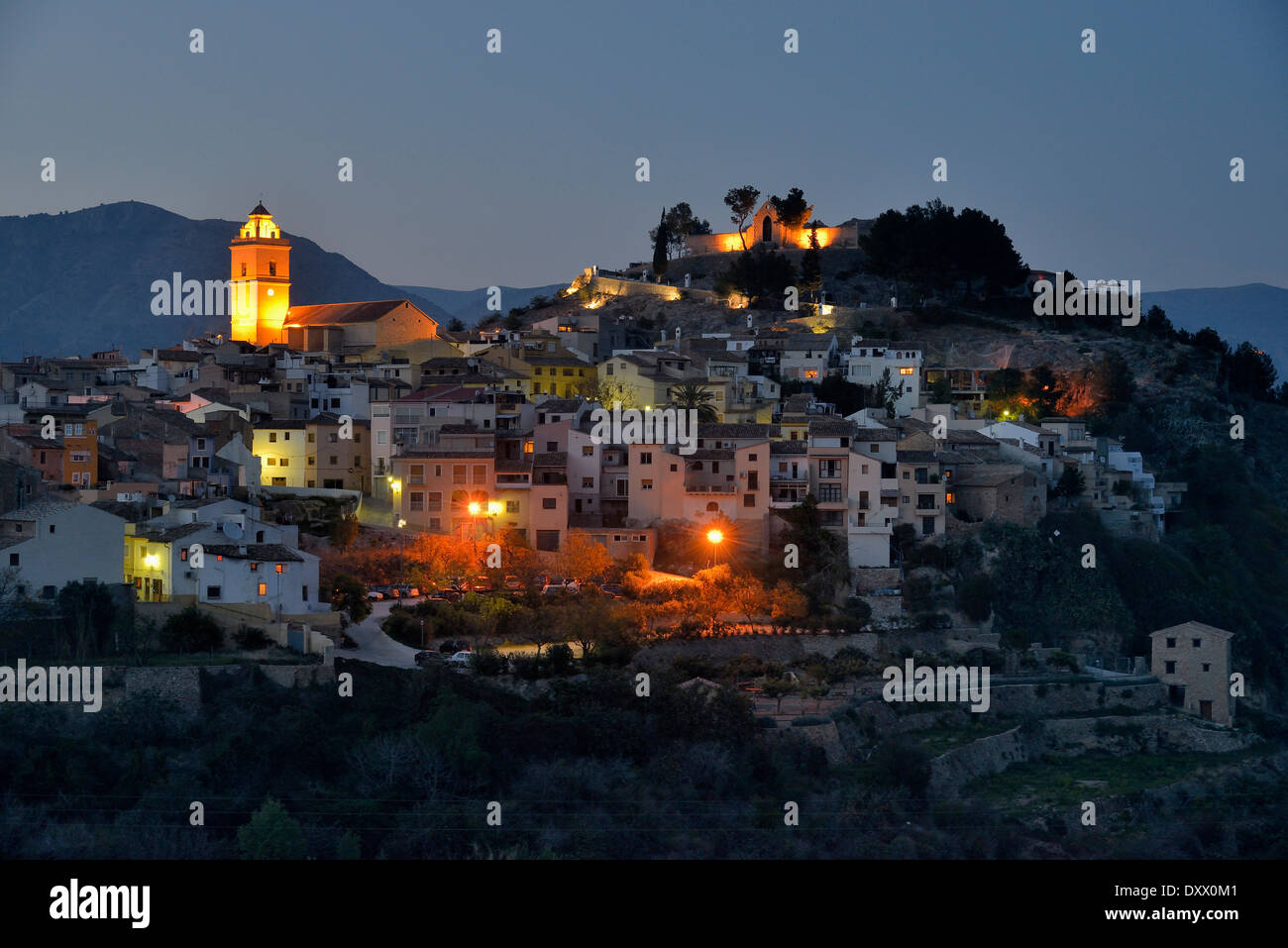 Dorf von Polop zu spät, blaue Stunde, Provinz Alicante, Spanien Stockfoto