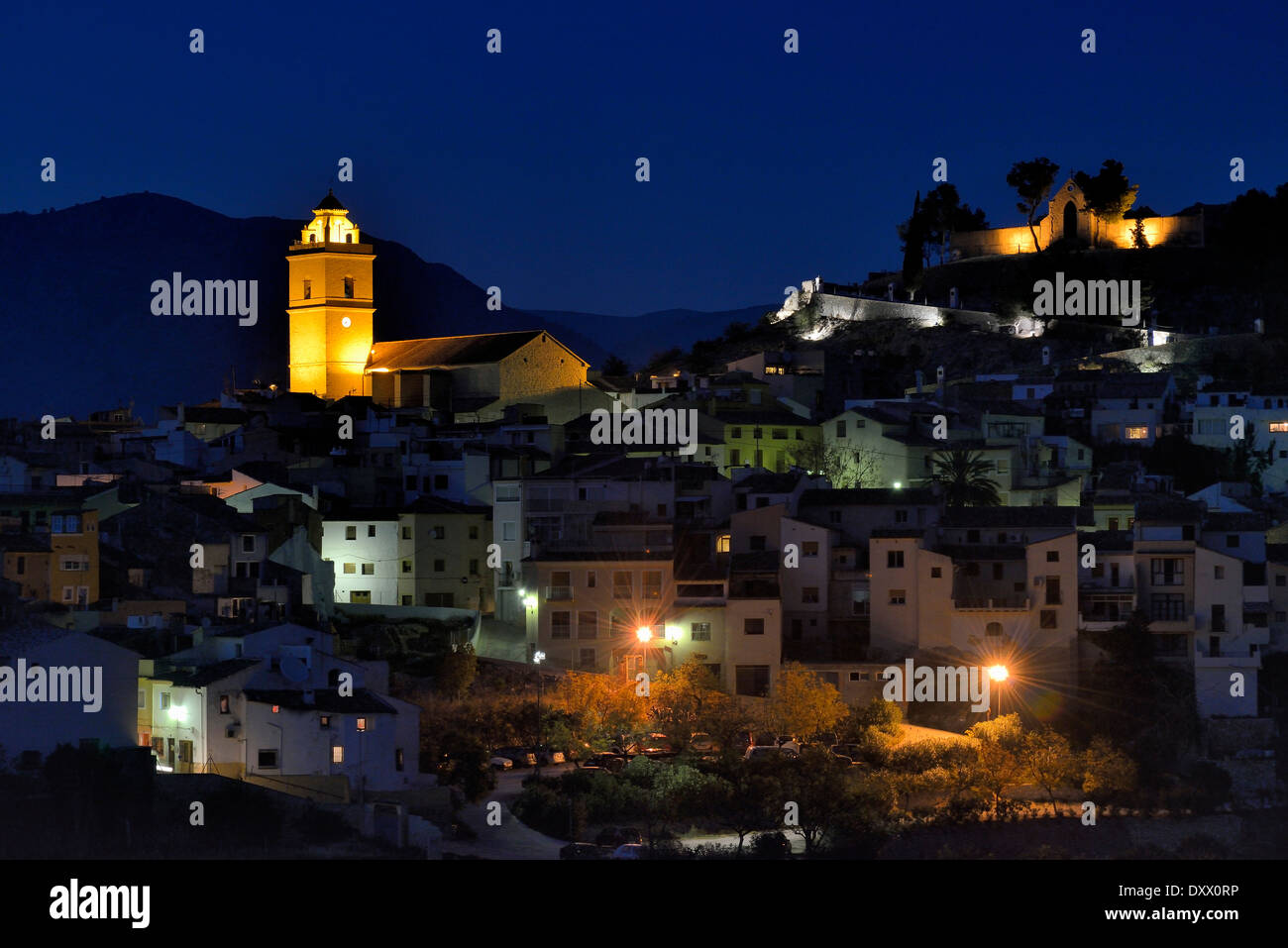 Dorf von Polop bei Nacht, Provinz Alicante, Spanien Stockfoto