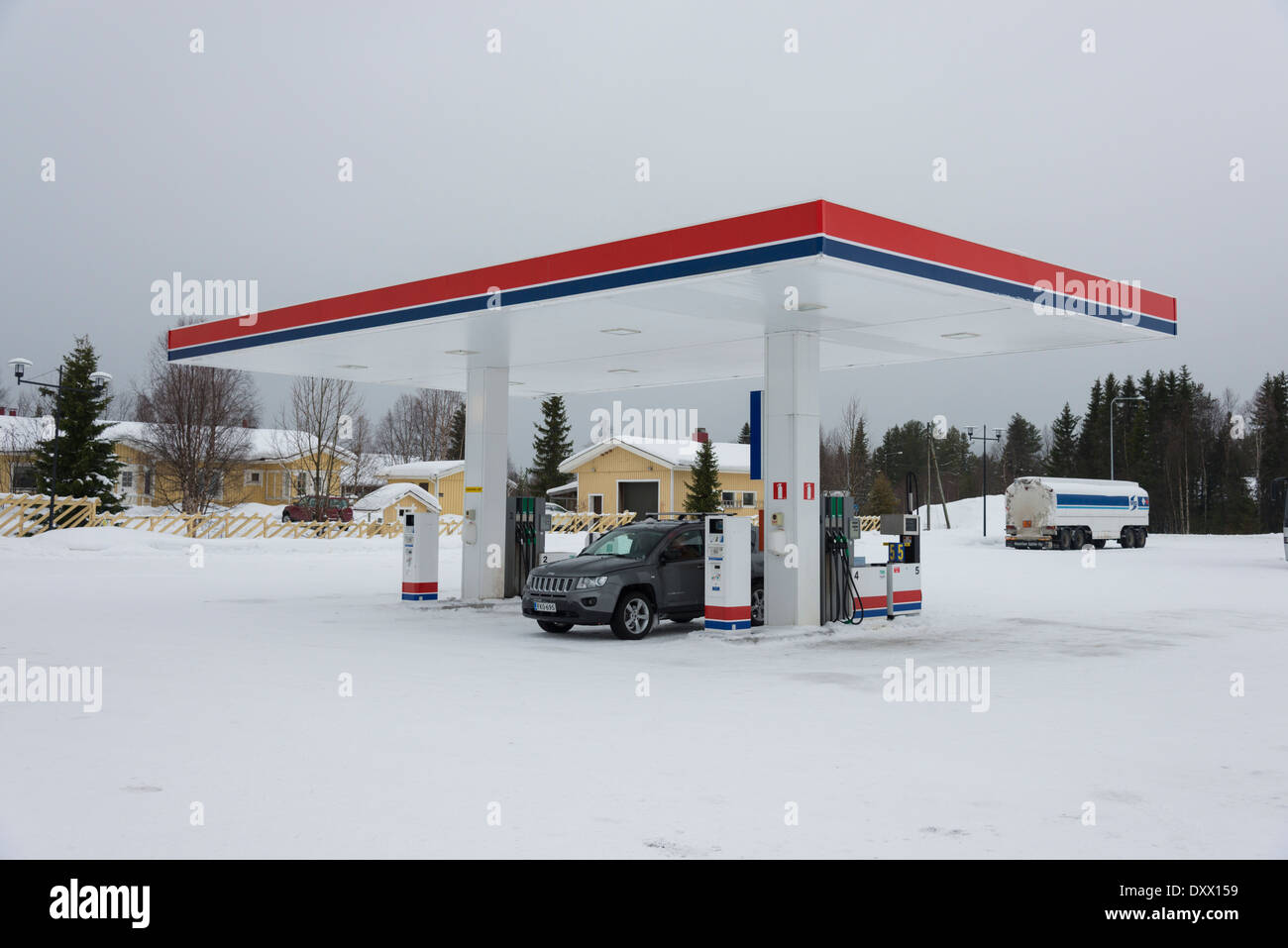 Benzin- oder im Winter mit Schnee auf dem Boden am Akaslompolo Yllas Lappland Finnland mit einem Auto tanken Tankstelle Stockfoto