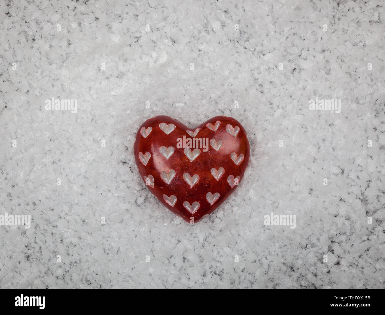 Geschnitzte rote steinerne Herz Stockfoto