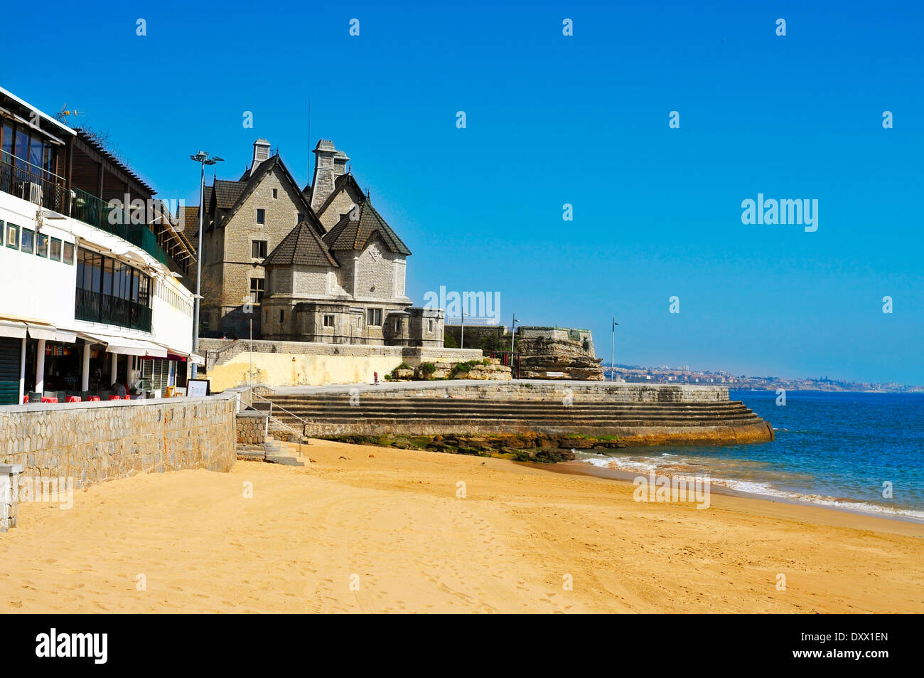 Blick auf Ribeira Strand in Cascais, Portugal Stockfoto