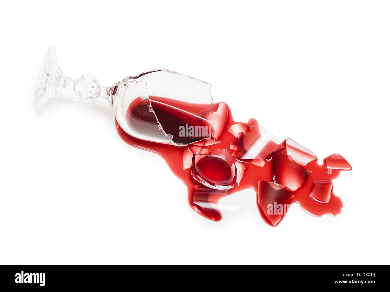 Zerbrochenes Glas Wein. Gegossene Rotwein, wie Blut. Isoliert auf weißem Hintergrund. Studio-Shooting. Stockfoto