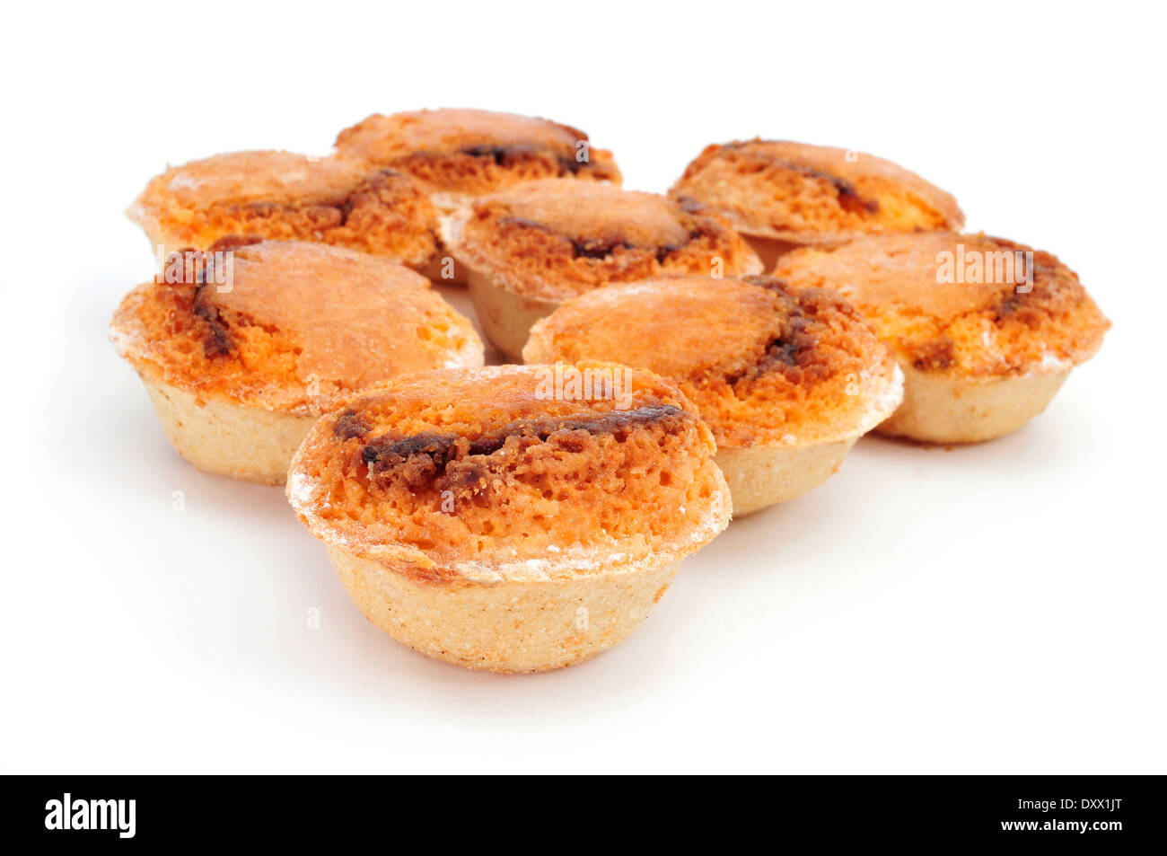 einige Pasteis de Feijao typisch portugiesischen Gebäck, auf weißem Hintergrund Stockfoto