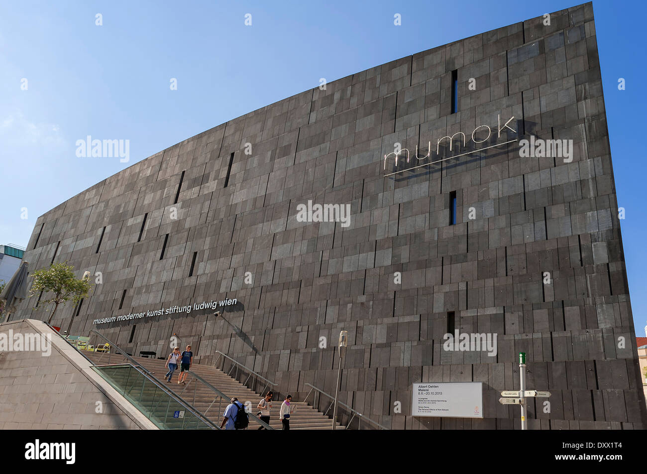 Fassade mit Schriftzug "MUMOK", Museum moderner Kunst Stiftung Ludwig Vienna, Museumsplatz, Wien, Österreich-Stiftung Stockfoto