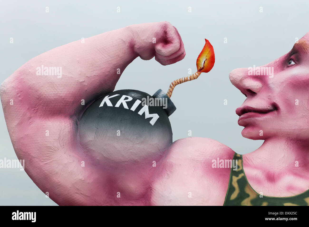 Putin beugen, seine Muskeln, politischen Karikatur über die Krim-Krise, Pappmaché Figur für die Rose Montag-parade Stockfoto