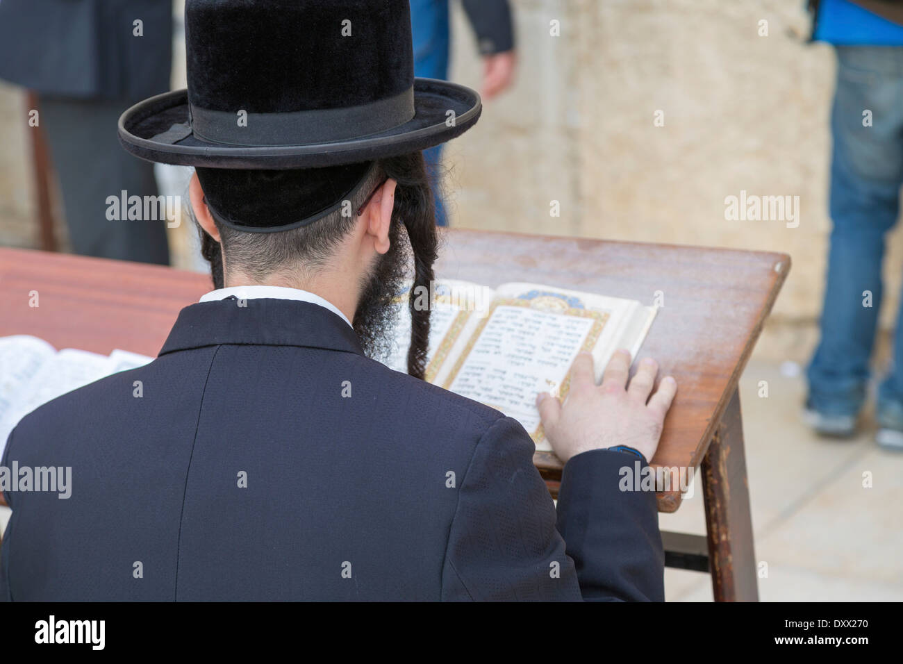 Ultra-orthodoxer Jude betet an der Klagemauer, Klagemauer, Blick über seine Schulter auf den Talmud, Jerusalem, Israel Stockfoto