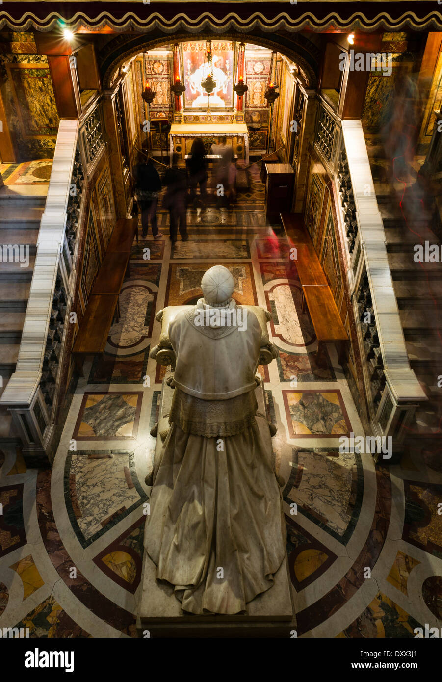 Statue von Papst Pius IX., von Ignazio Jacometti, 1883, Gläubigen beten vor dem Relikt der Krippe oder Krippe in der Stockfoto