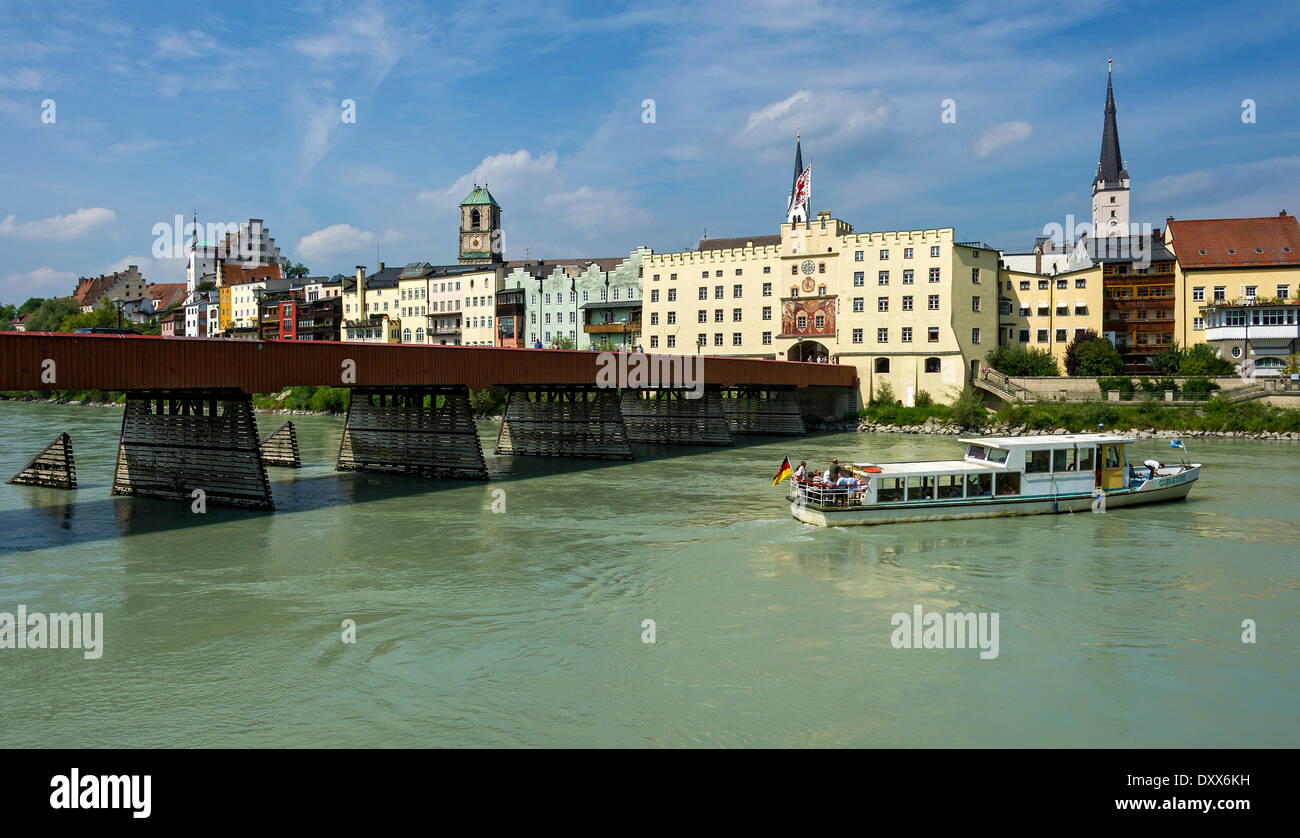 Rote Brücke Brücke mit Brucktor Tor, Ausflug Boot am Inn, Wasserburg am Inn, Upper Bavaria, Bavaria, Germany Stockfoto