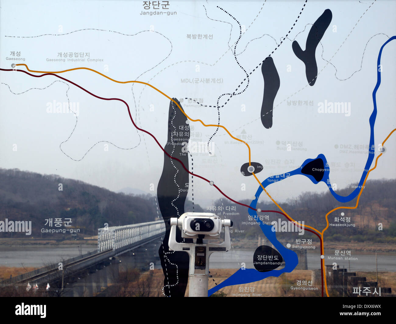 Paju, Südkorea. 1. April 2014. Ein Schild zeigt eine Karte des Teils des DMZ trennt die beiden Koreas, Paju, Südkorea, auf Dienstag, 1. April 2014. Norden und Süden Koreas ausgetauscht Artilleriefeuer über der westlichen Seegrenze, die Northern Limit Line (NLL) im Westmeer (gelb) am Montag nach Norden leben Brandschutzübung, die Artillerie Muscheln in den Gewässern des Südens, geschickt durchgeführt, während die USA und Südkorea hielten ihre größte Gelenk Landung Betrieb Bohrer in 21 Jahren in Pohang, Südkorea , das war ein Teil des laufenden gemeinsamen militärischen Übungen der beiden Länder nach Stockfoto