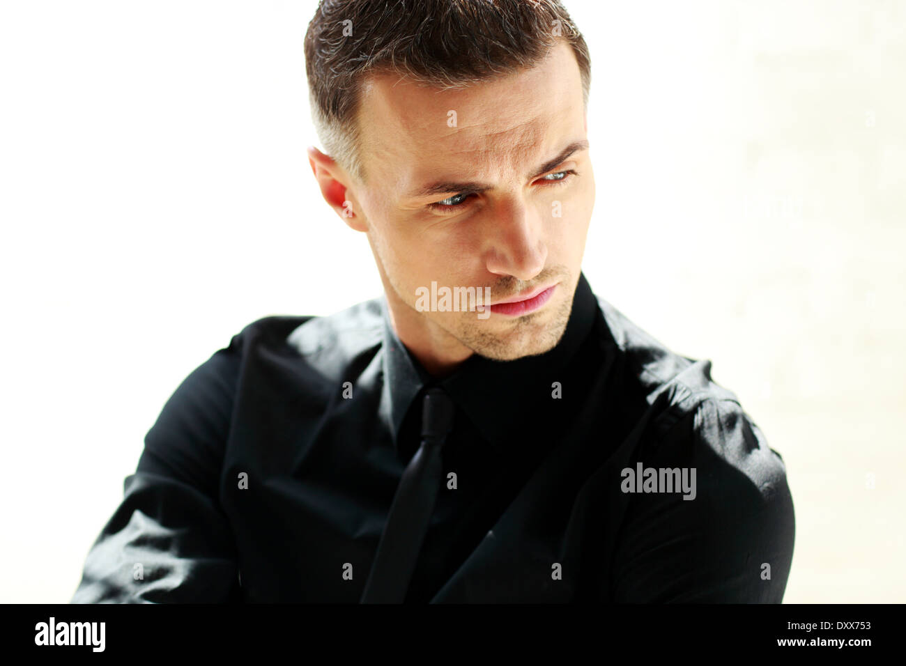 Closeup Portrait eines Geschäftsmannes suchen entfernt auf einem weißen Hintergrund isoliert Stockfoto