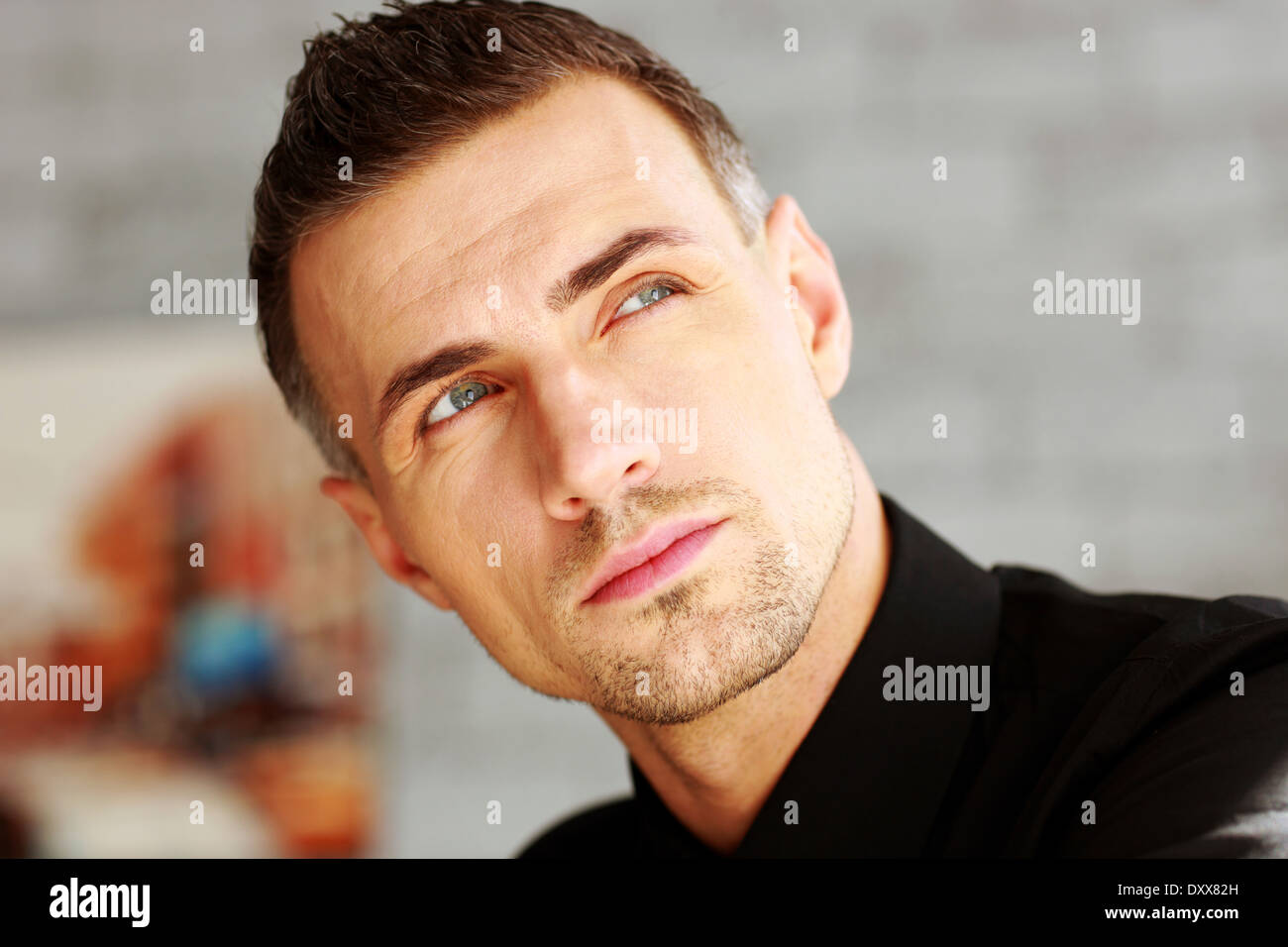 Closeup Portrait eines Geschäftsmannes nachschlagen Stockfoto