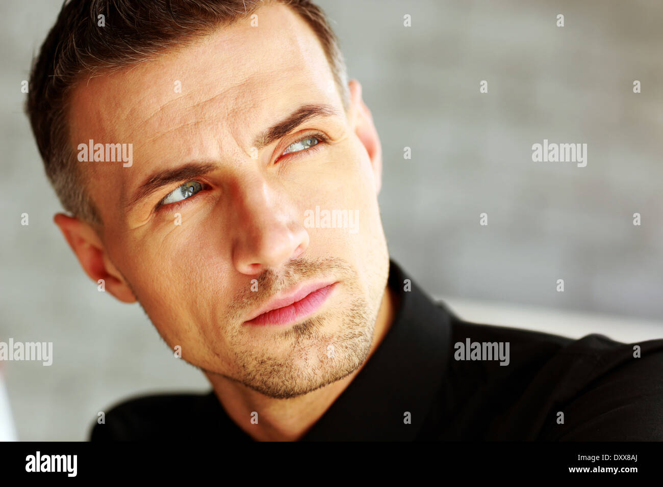 Closeup Portrait eines Geschäftsmannes wegschauen Stockfoto