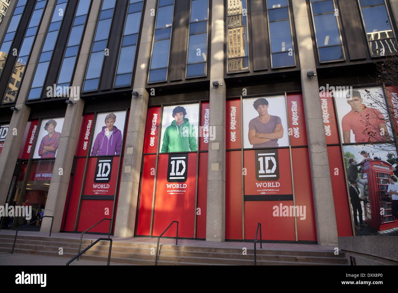 Einer Richtung Fans neue "1 D Welt" Pop besuchen Up Store wo sie Ware erwerben und schreibe Nachrichten an ihre Lieblings-Band-Mitglied im gesamten Geschäft Featuring: eine Richtung Fans besuchen neue "1 D Welt" Pop-Up Store, wo sie kaufen können Stockfoto
