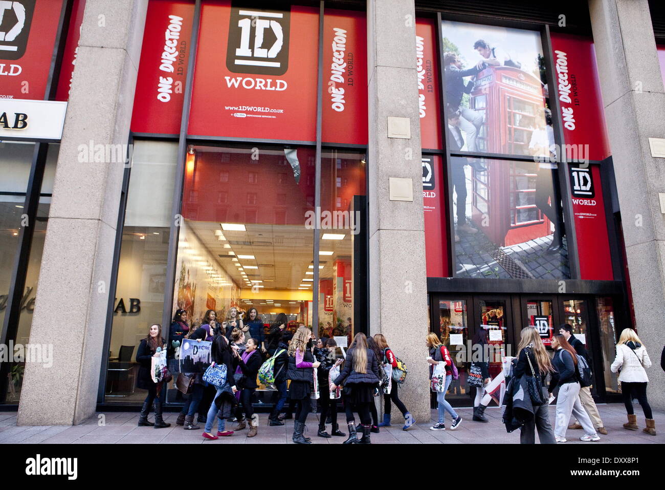 Einer Richtung Fans neue "1 D Welt" Pop besuchen Up Store wo sie Ware erwerben und schreibe Nachrichten an ihre Lieblings-Band-Mitglied im gesamten Geschäft Featuring: eine Richtung Fans besuchen neue "1 D Welt" Pop-Up Store, wo sie kaufen können Stockfoto