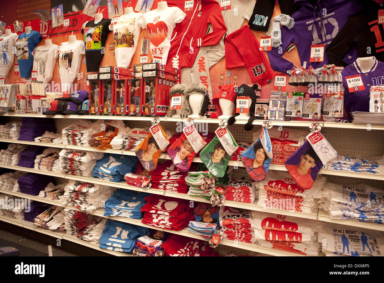 Einer Richtung Fans neue "1 D Welt" Pop besuchen Up Store wo sie Ware erwerben und schreibe Nachrichten an ihre Lieblings-Band-Mitglied im gesamten Geschäft Featuring: eine Richtung Fans besuchen neue "1 D Welt" Pop-Up Store, wo sie kaufen können Stockfoto