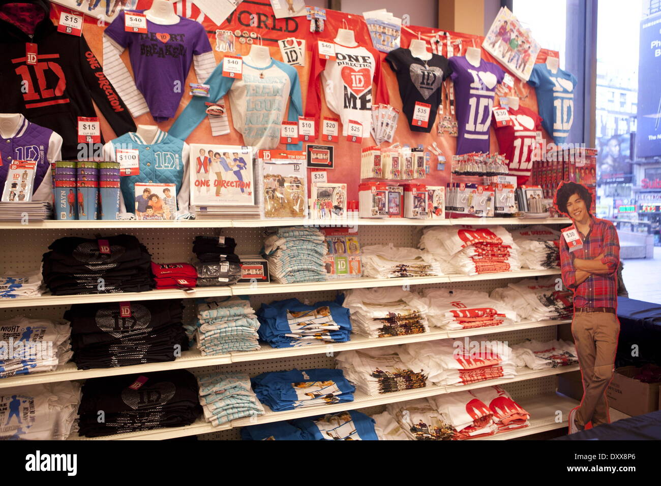 Einer Richtung Fans neue "1 D Welt" Pop besuchen Up Store wo sie Ware erwerben und schreibe Nachrichten an ihre Lieblings-Band-Mitglied im gesamten Geschäft Featuring: eine Richtung Fans besuchen neue "1 D Welt" Pop-Up Store, wo sie kaufen können Stockfoto