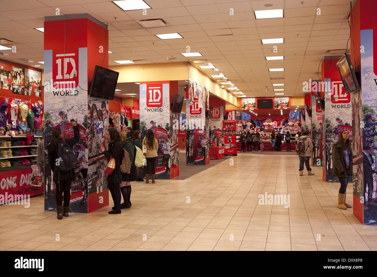 Einer Richtung Fans neue "1 D Welt" Pop besuchen Up Store wo sie Ware erwerben und schreibe Nachrichten an ihre Lieblings-Band-Mitglied im gesamten Geschäft Featuring: eine Richtung Fans besuchen neue "1 D Welt" Pop-Up Store, wo sie kaufen können Stockfoto
