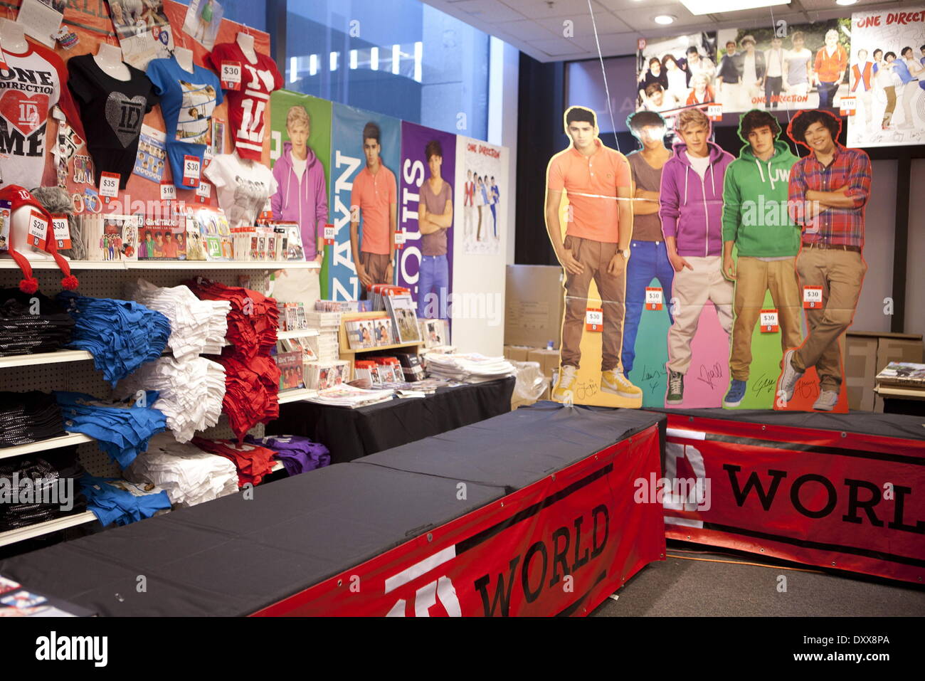 Einer Richtung Fans neue "1 D Welt" Pop besuchen Up Store wo sie Ware erwerben und schreibe Nachrichten an ihre Lieblings-Band-Mitglied im gesamten Geschäft Featuring: eine Richtung Fans besuchen neue "1 D Welt" Pop-Up Store, wo sie kaufen können Stockfoto