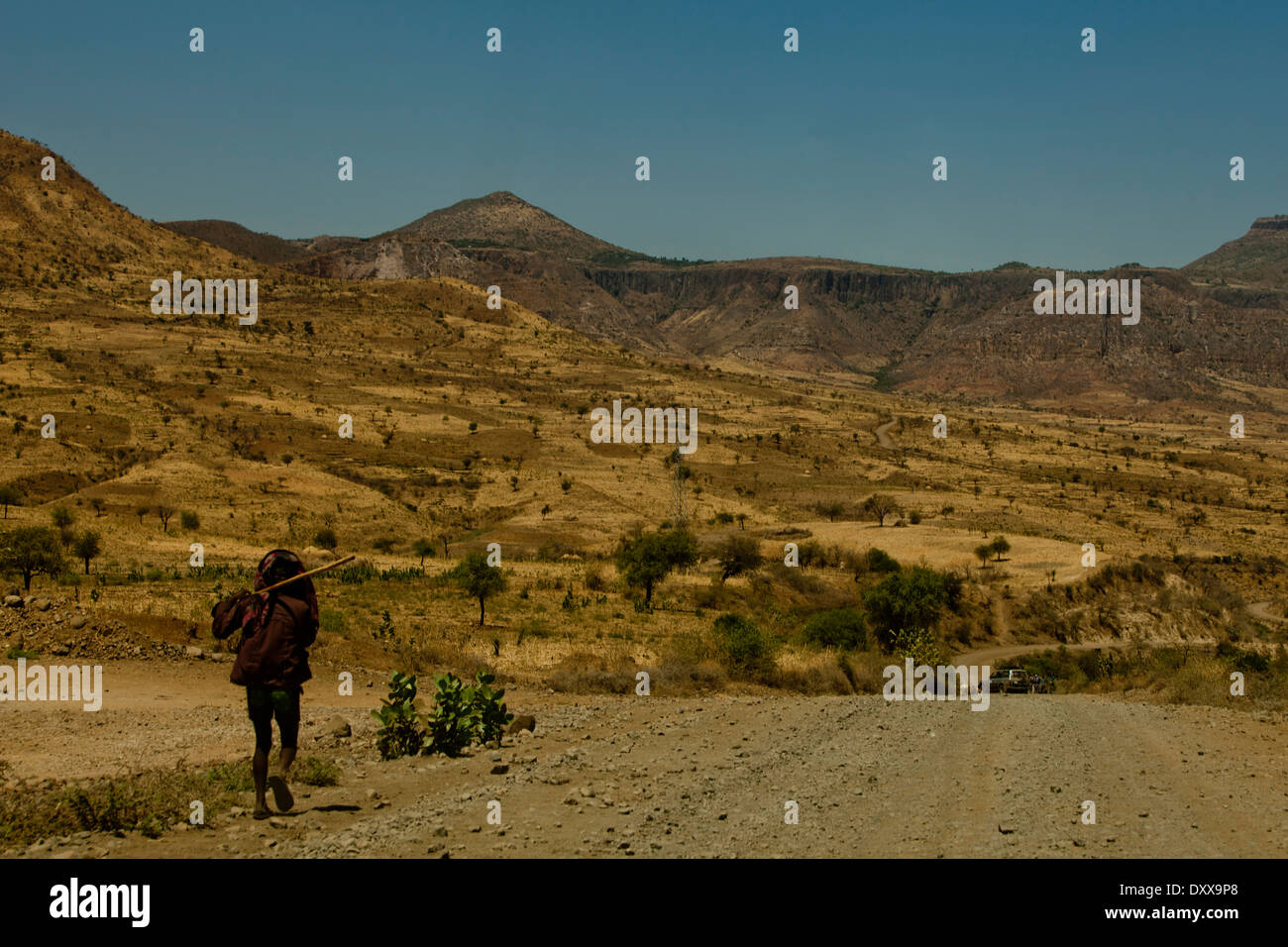 Lokale Mann zu Fuß auf der staubigen Straße äthiopisch Stockfoto