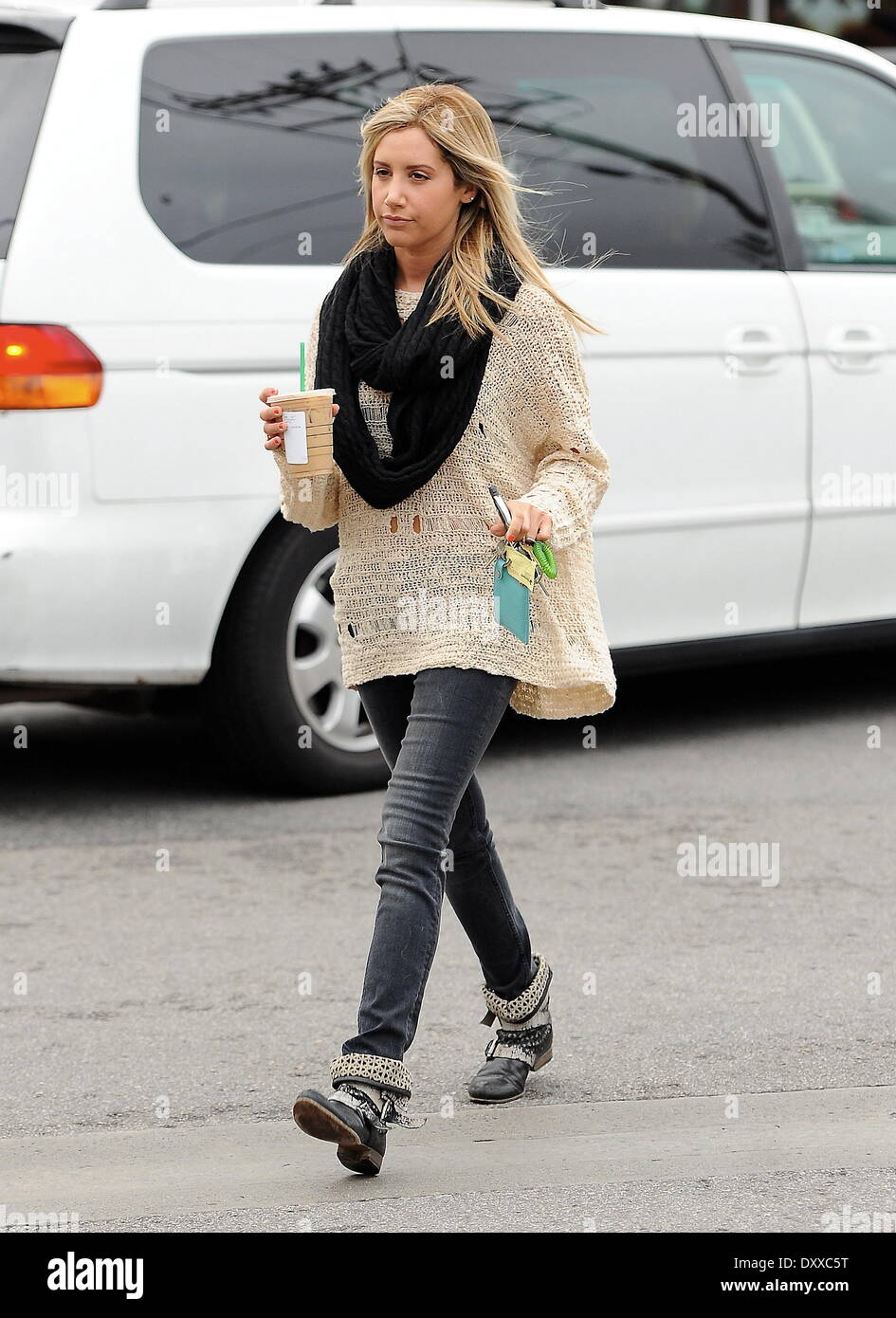 Schauspielerin Ashley Tisdale, auf einen Kaffee bei Starbucks an einem regnerischen Tag in Studio City Los Angeles Kalifornien - 29.11.12 laufen Featuring: Schauspielerin Ashley Tisdale Where: Studio City CA USA bei: 29. November 2012 Stockfoto