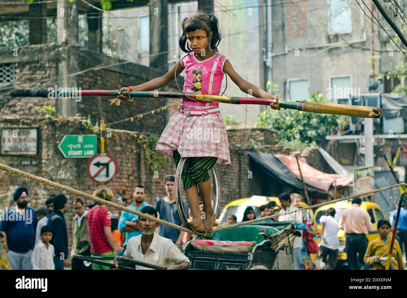 Straße Acrobat, Kolkata, Indien Stockfoto
