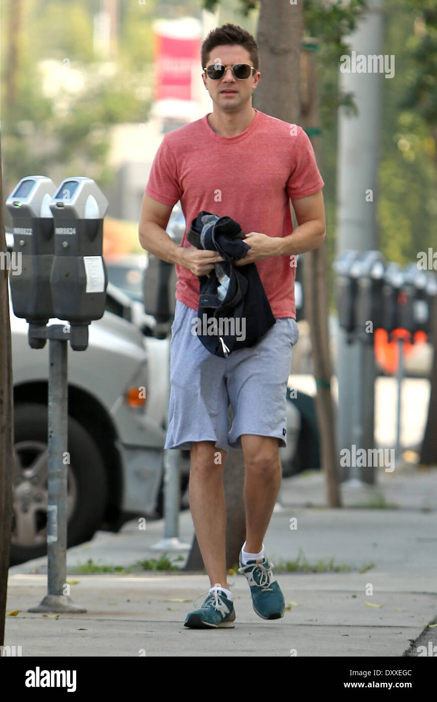 Topher Grace seine Jeans in den Händen hält, als er geht zu seinem Fitness-Studio Los Angeles Kalifornien - 06.12.12 Featuring: Topher Grace wann: 6. Dezember 2012 Stockfoto
