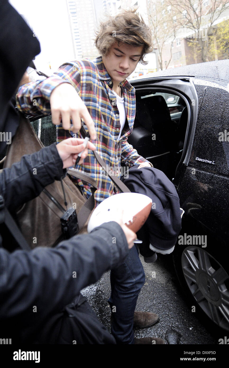 Harry Styles von One Direction ist zu seinem Auto von einem Wachmann geholfen, als er seine Manhattan Hotel Featuring geht: Harry Styles von einer Richtung wo: New York City USA bei: 7. Dezember 2012 Stockfoto