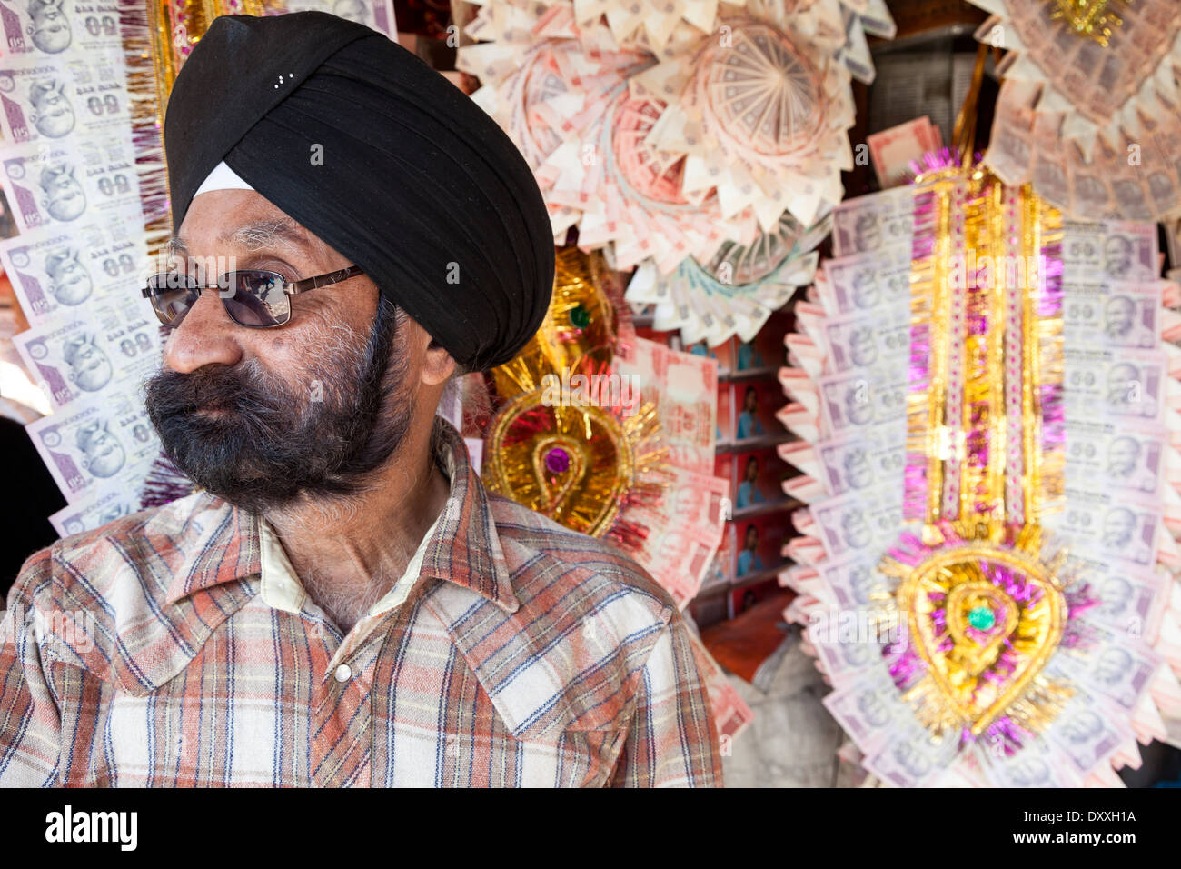 Indien, Dehradun. Sikh Shopinhaber Girlanden der Rupie Banknoten als Hochzeitsgeschenke für Bräute zu verkaufen. Stockfoto