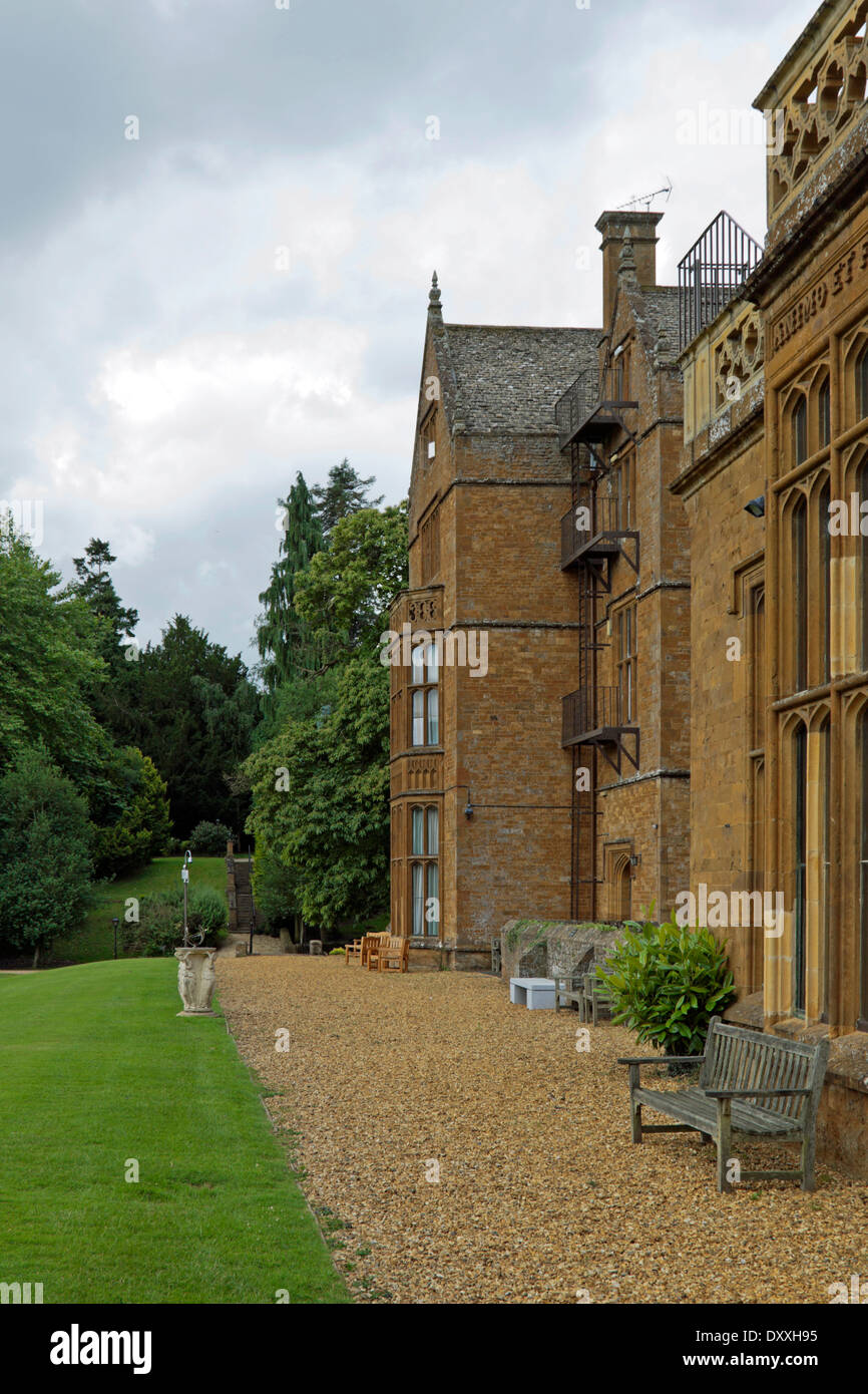 Heckansicht des Wroxton Abbey, ein jakobinischen Haus, Wroxton, Oxfordshire, Vereinigtes Königreich. Stockfoto