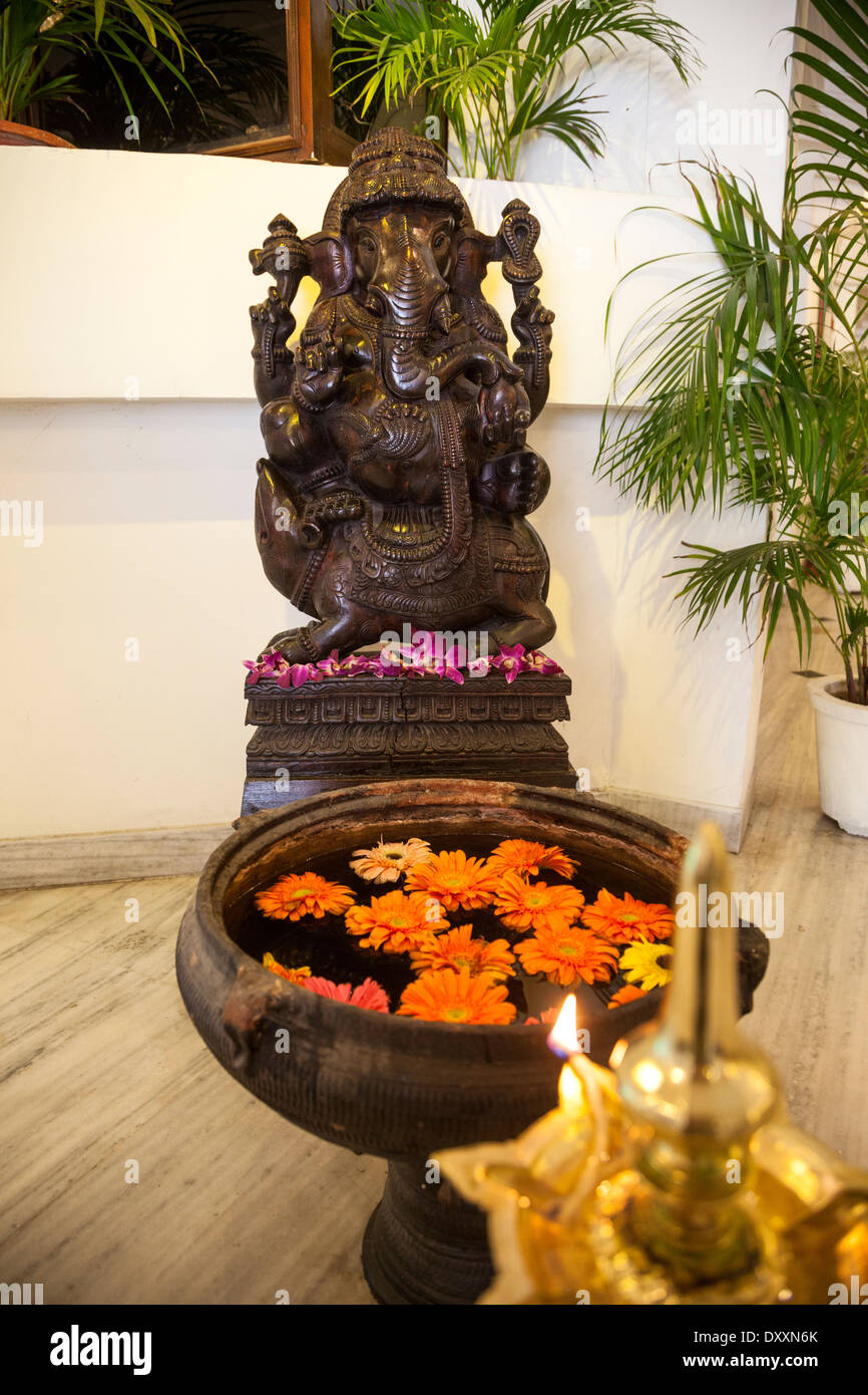 Indien, Dehradun. Schrein der Hindu-Gott Ganesh, Reiten eine Maus in einer Hotel-Lobby. Stockfoto