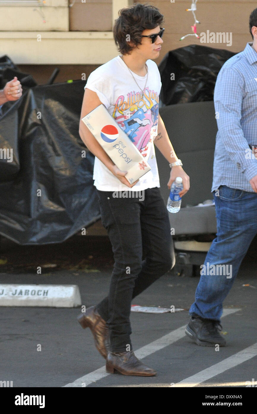 Harry Styles tragen eine Schachtel Diät Pepsi One Direction mit Mittagessen und Austausch Geschenke außerhalb der CBS Studios vor der Aufzeichnung von 'X Factor'-Finale zu sehen. Los Angeles California - 20.12.12 Featuring: Harry Styles tragen eine Schachtel Diät Pepsi wo: H Stockfoto