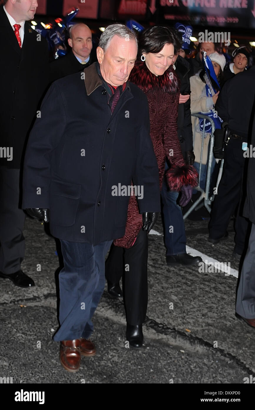 New Yorks Bürgermeister Michael Bloomberg Diana Taylor Neujahr der Rockin ' Eve 2013 in Times Square mit: New Yorks Bürgermeister Michael Bloomberg, Diana Taylor wo: New York City New York Vereinigte Staaten bei: 31. Dezember 2012 Stockfoto