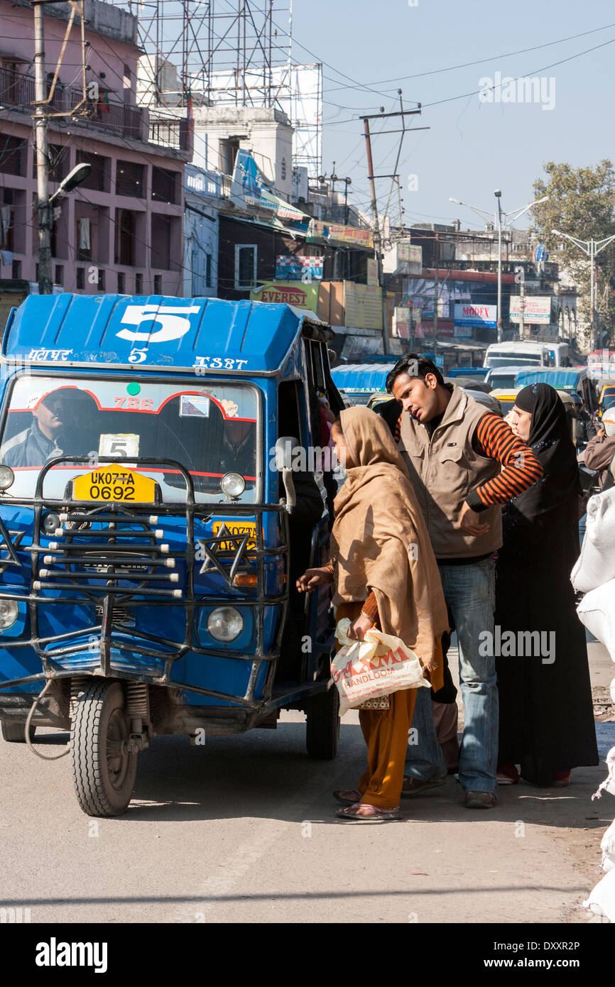 Indien, Dehradun. Fluggästen ein Moto-Taxi. Stockfoto