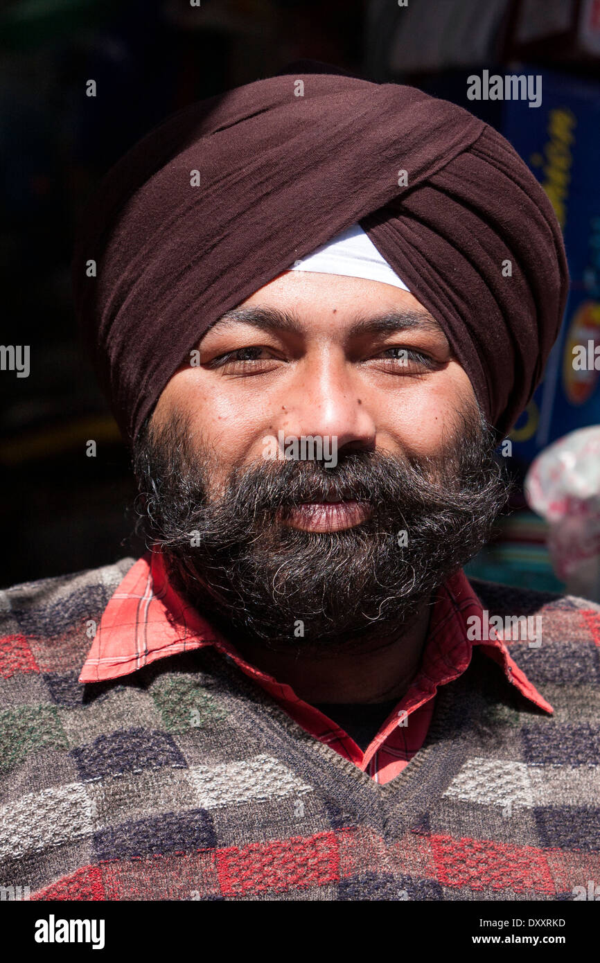 Indien, Dehradun. Mittleren Alters Sikh Geschäftsmann. Stockfoto