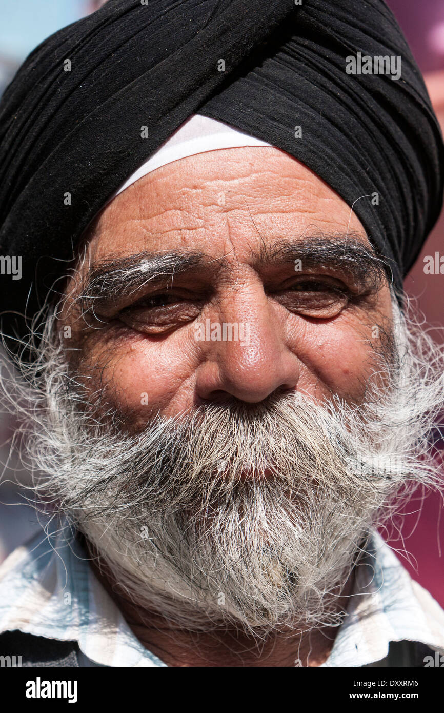 Indien, Dehradun. Ältere Sikh Geschäftsmann. Stockfoto