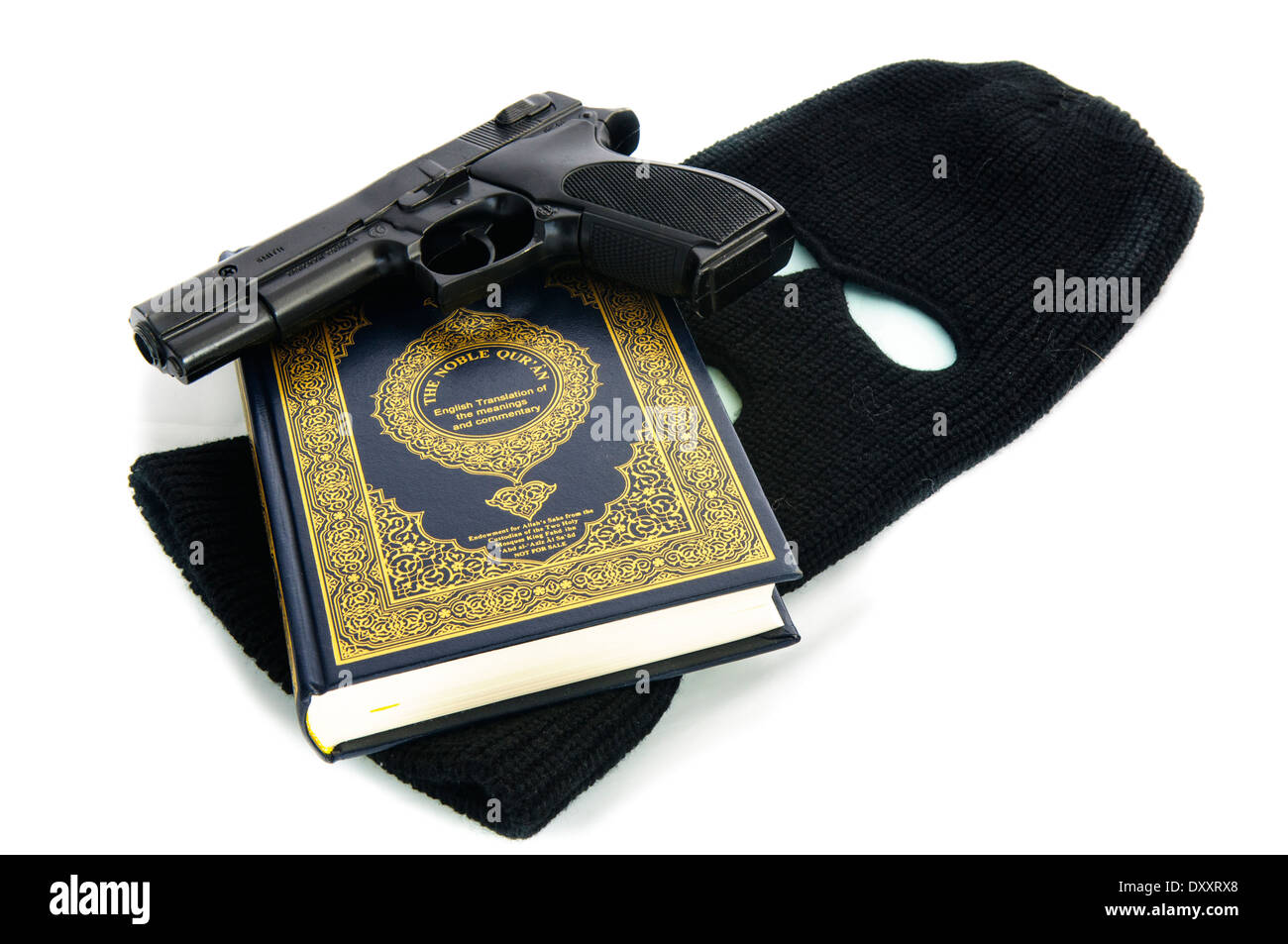 Pistole sitzt oben auf eine offene Qu'ran und Sturmhaube - was bedeutet Extremismus der Muslime terroristischen Gräueltaten Durchführung Stockfoto