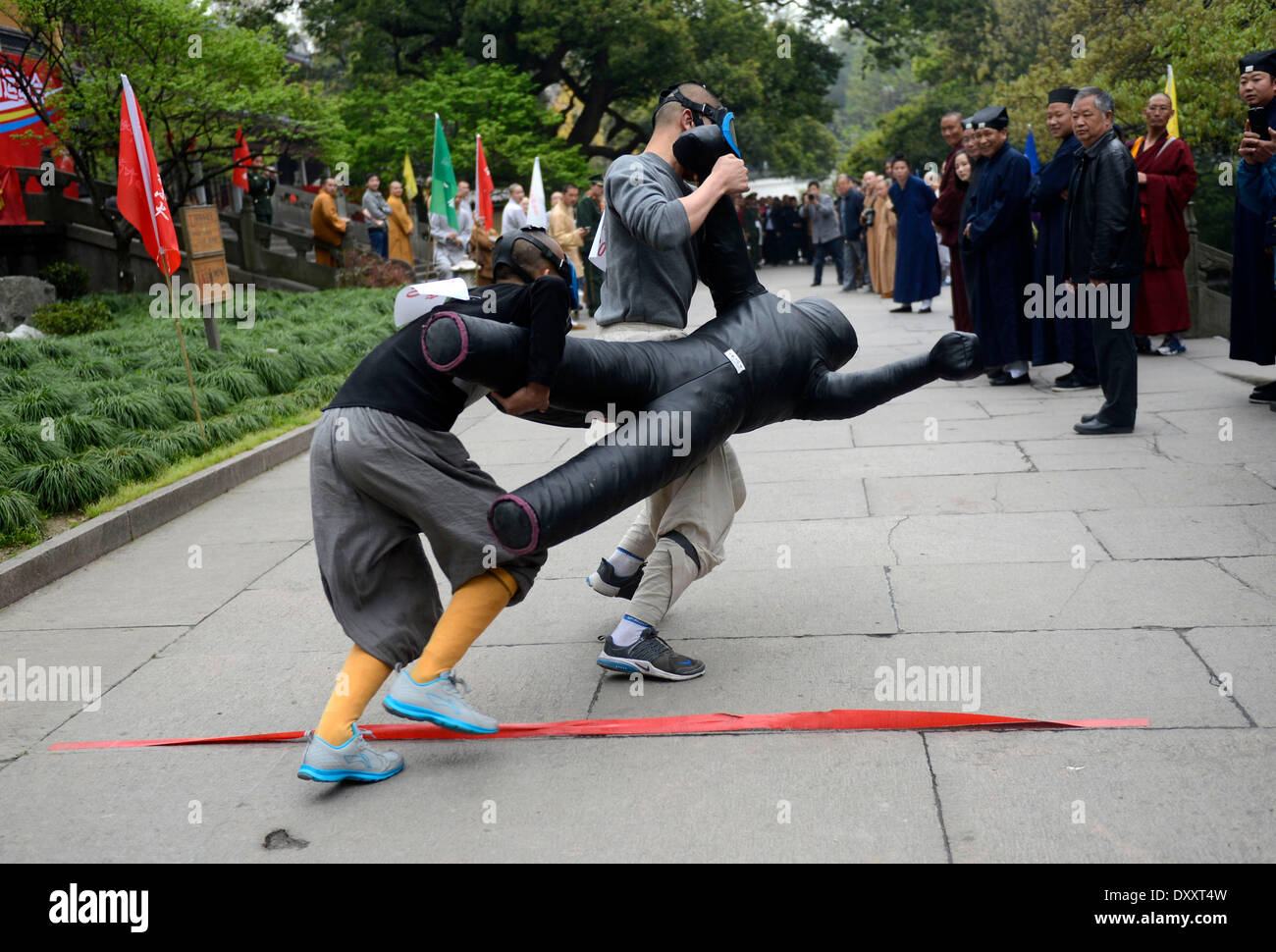 Hangzhou, China Zhejiang Provinz. 1. April 2014. Mönche teilnehmen an einem Gewinnspiel, während der Feuer-Spiele in Hangzhou, Hauptstadt der ostchinesischen Provinz Zhejiang, 1. April 2014 statt. Ein Feuer-Spiele von Hangzhou religiöse Kreis fand hier am Dienstag, in dem 60 Personen aus der buddhistische und taoistische Kreis in Feuerwehr-Veranstaltungen teilgenommen. Bildnachweis: Han Chuanhao/Xinhua/Alamy Live-Nachrichten Stockfoto