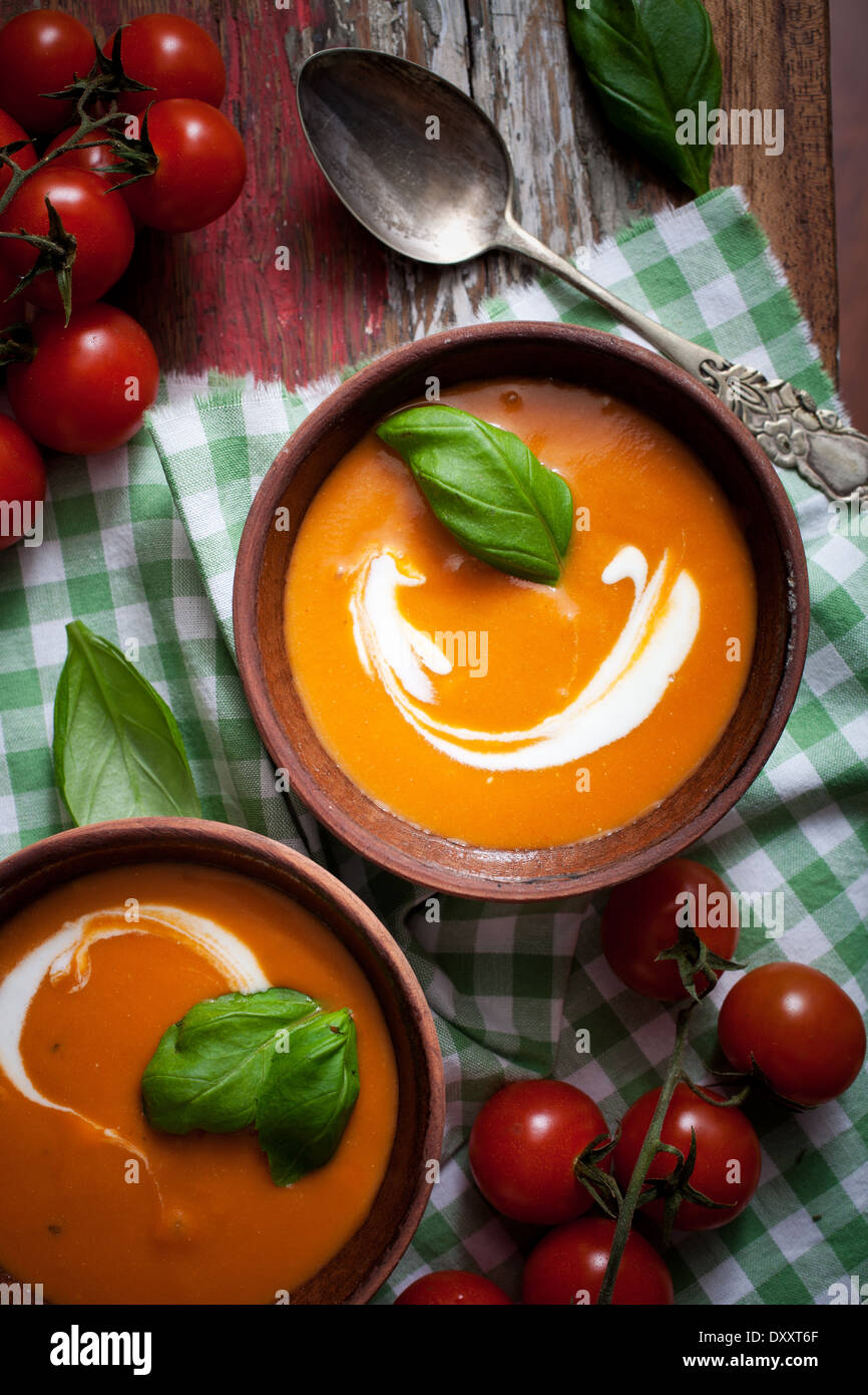 Tomatensuppe mit Sahne und frischen Basilikum Stockfoto