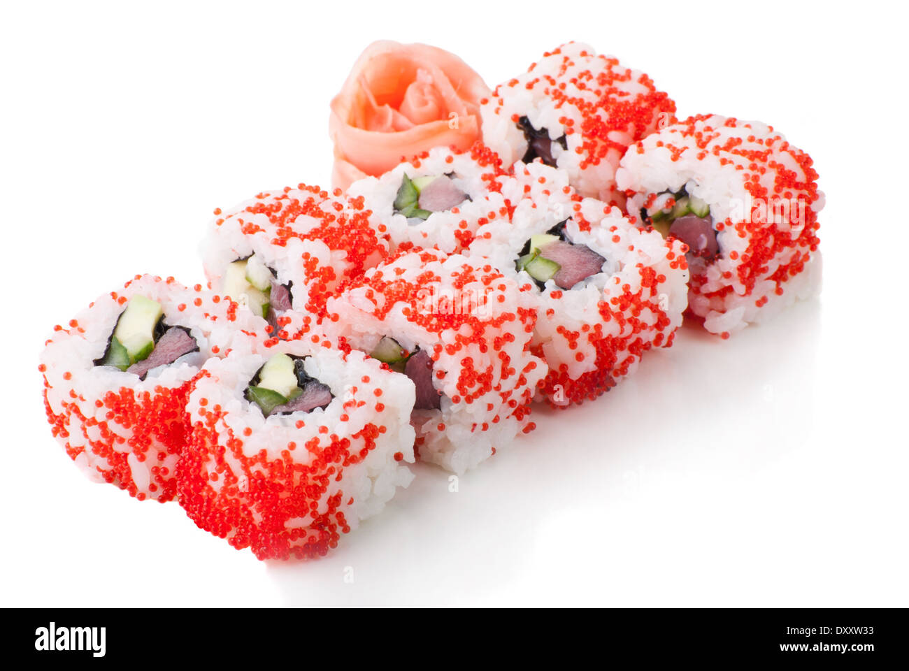 Rot-California Sushi-Rollen auf weißen Hintergrund isoliert Stockfoto