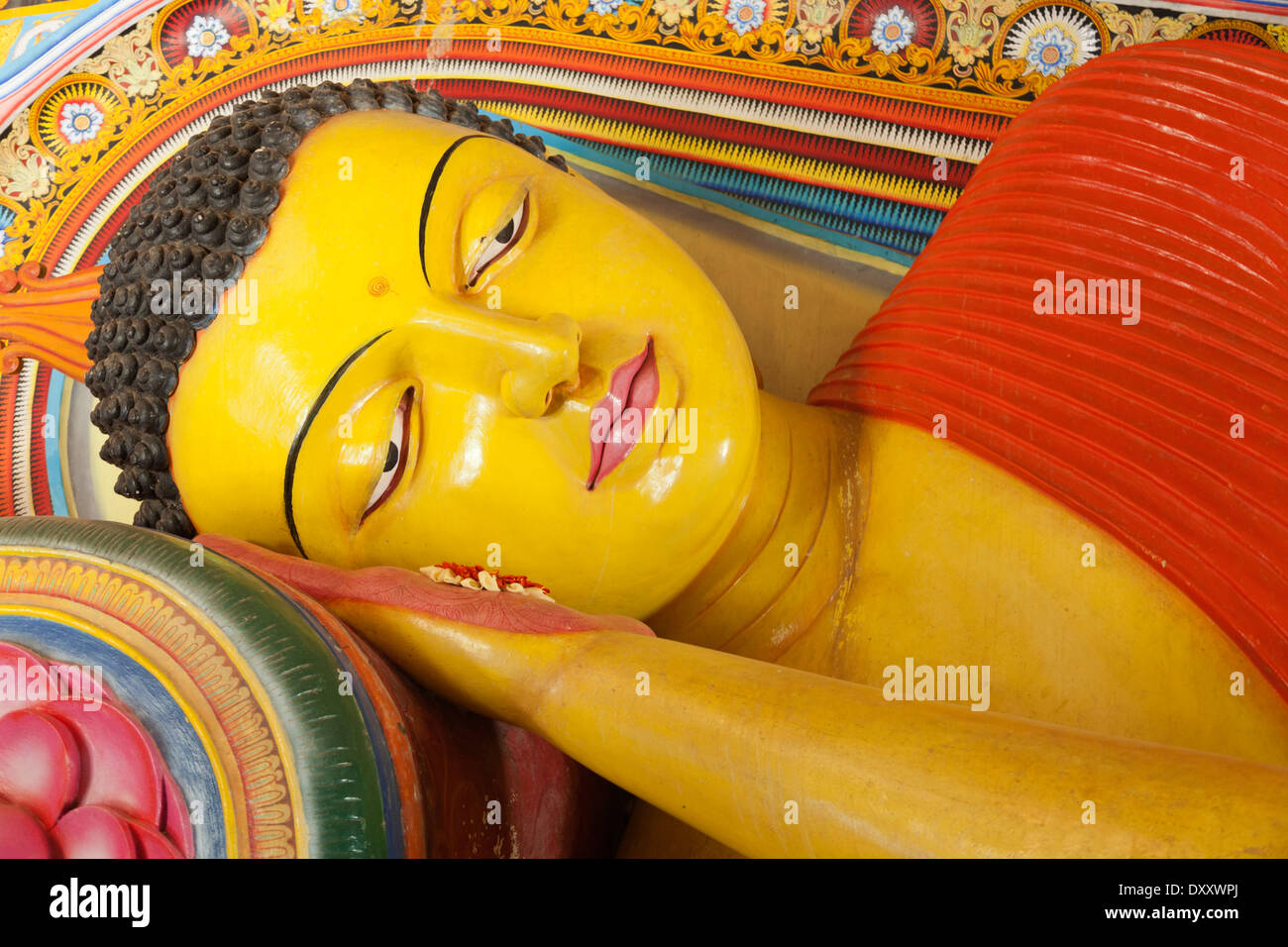 Der liegende Buddha in der Isurumuni Tempel in Sri Lanka Stockfoto