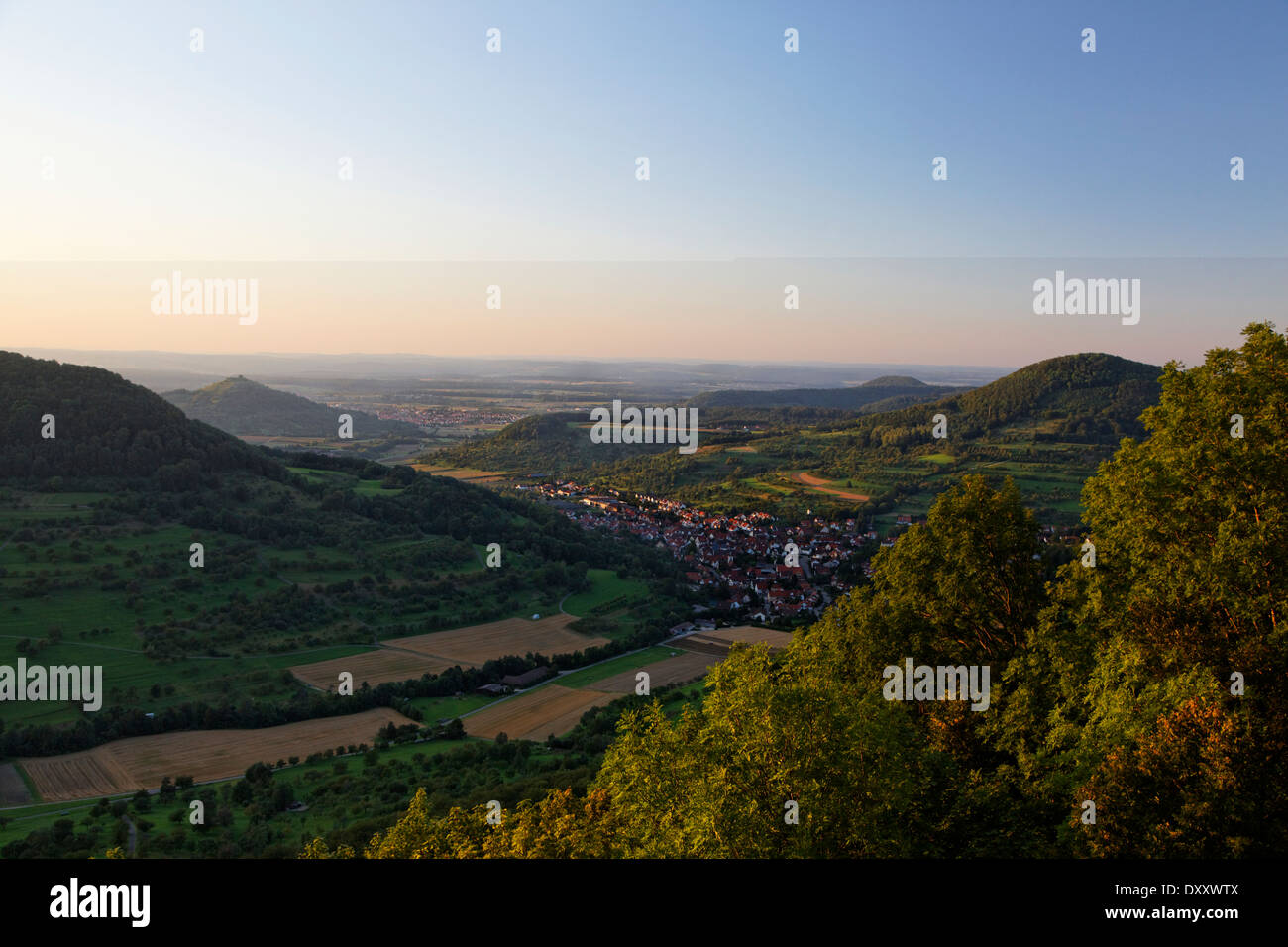 Deutschland, Baden-Württemberg, Schwäbische Alb (UNESCO-Biosphären-Reservat), Neidlingen, Blick vom Stein Burgruine Reuss Stockfoto