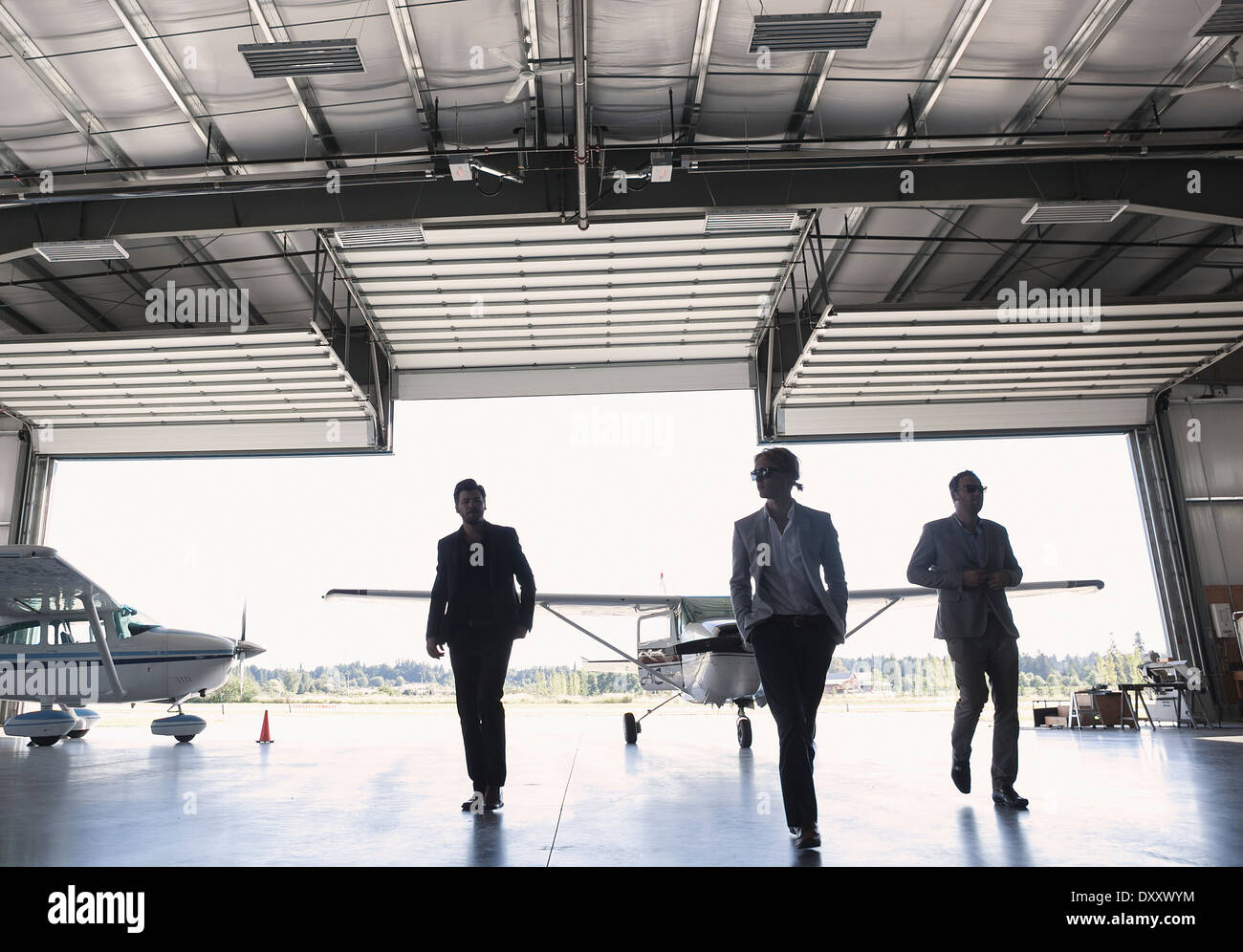 Drei Unternehmer Eingabe Flugzeughangar; Langley, British Columbia, Kanada Stockfoto