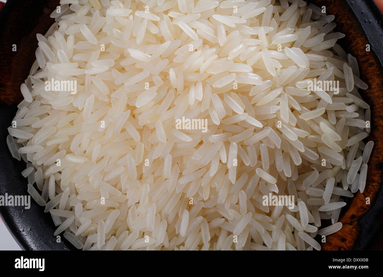 Ungekochten Reis in Schüssel Stockfoto