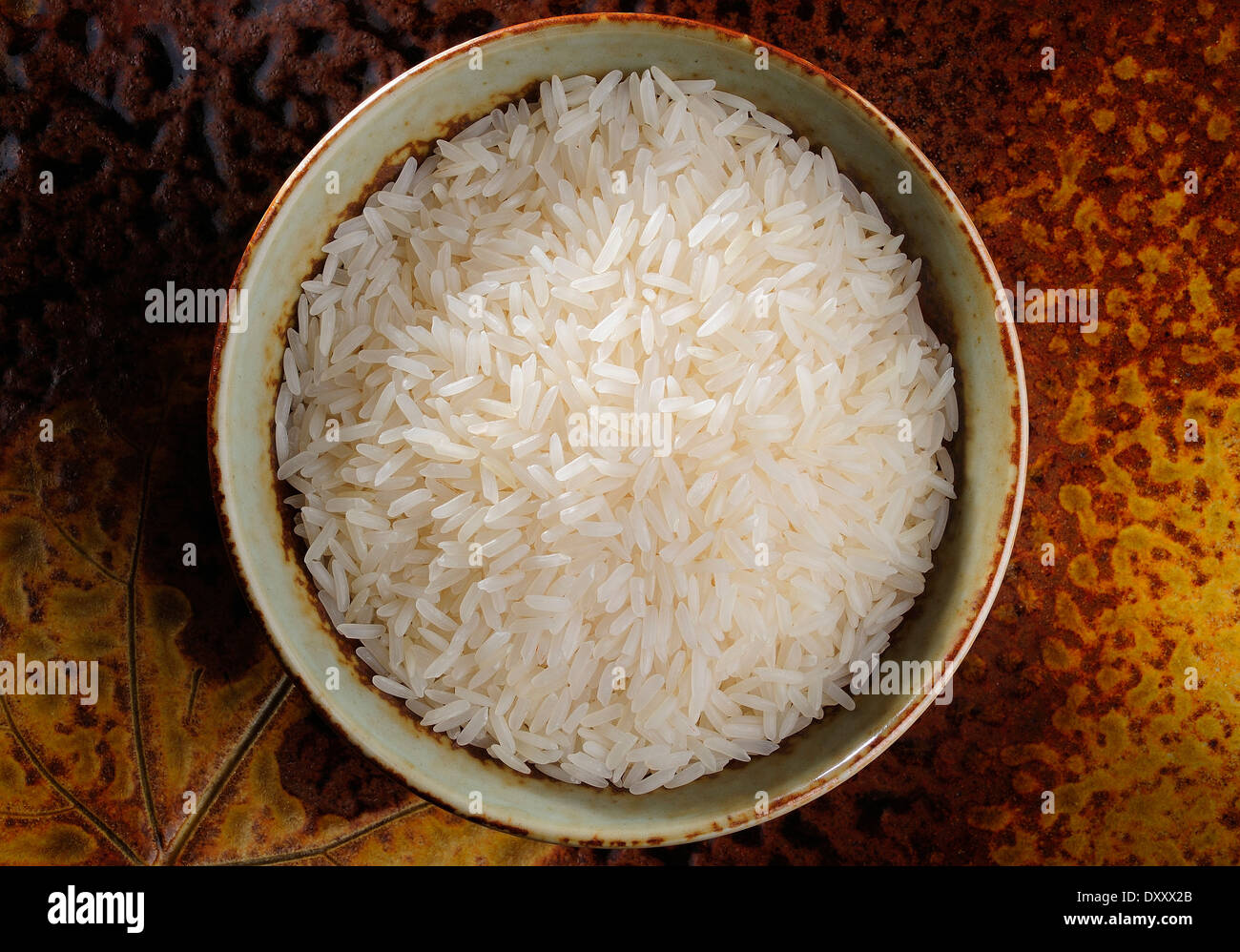 Ungekochten Reis in Schüssel Stockfoto