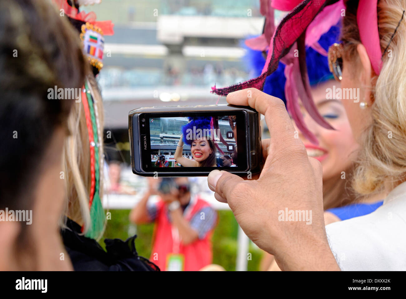 Weibliche Zuschauer bei Dubai World Cup Pferderennen Meisterschaft in Meydan Racecourse in Dubai Vereinigte Arabische Emirate Stockfoto