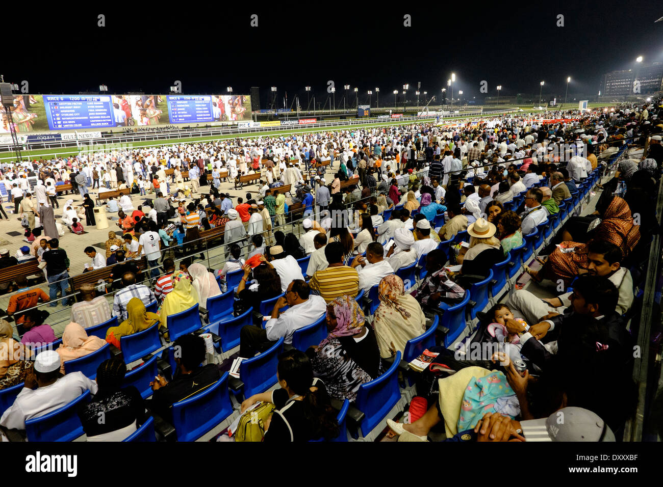 Zuschauer beim Dubai World Cup Pferderennen Meisterschaft in Meydan Racecourse in Dubai Vereinigte Arabische Emirate Stockfoto