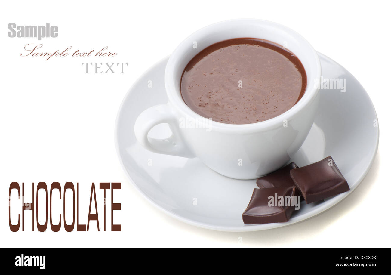 Heiße Schokolade in weißen Schalen mit Schokoriegel auf weißem Hintergrund Stockfoto