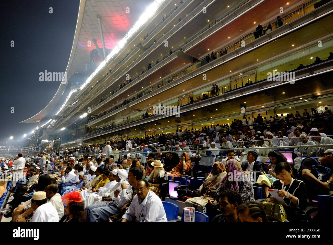 Beschäftigt Tribüne beim Dubai World Cup Pferderennen Meisterschaft in Meydan Racecourse in Dubai Vereinigte Arabische Emirate Stockfoto
